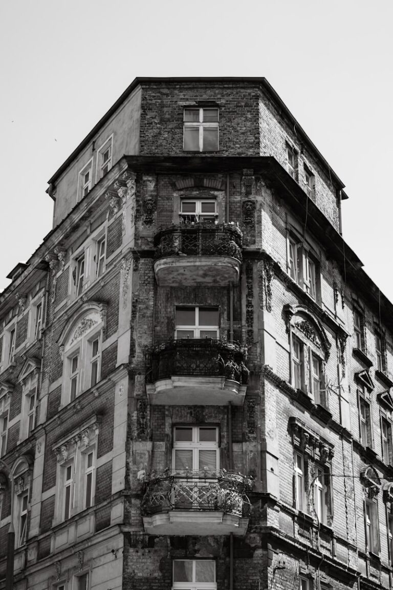 Sprzedam udziały w kamienicy – jak wycenić i znaleźć kupca na współwłasność?